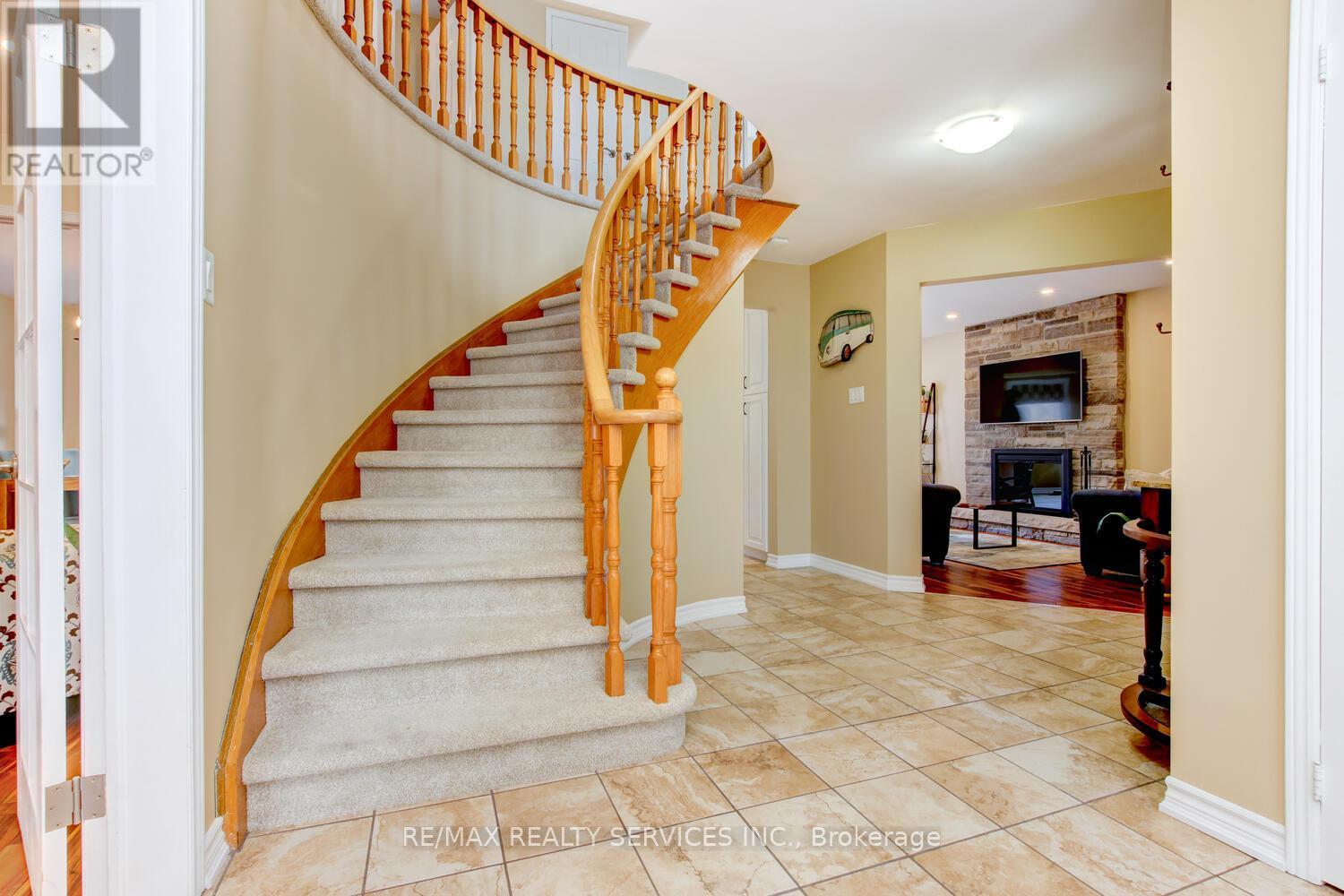 28 Chickadee Crescent, Brampton, Ontario  L6Z 3L2 - Photo 2 - W12949130