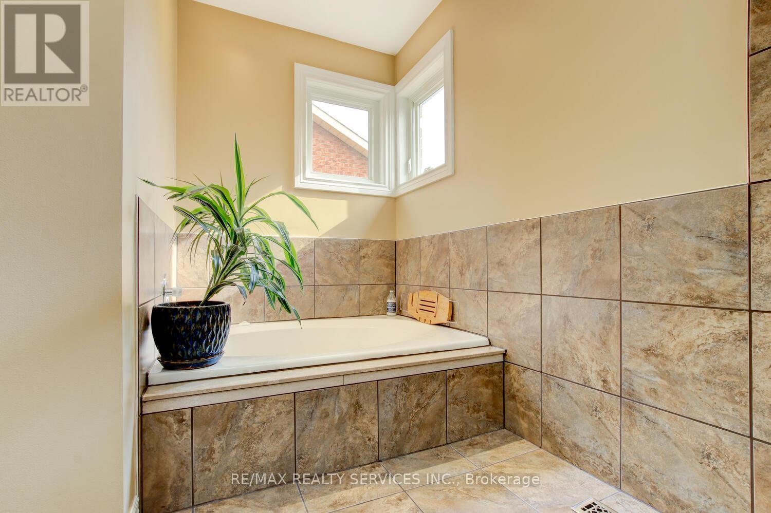 28 Chickadee Crescent, Brampton, Ontario  L6Z 3L2 - Photo 23 - W12949130