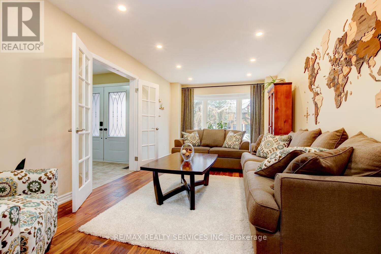 28 Chickadee Crescent, Brampton, Ontario  L6Z 3L2 - Photo 3 - W12949130