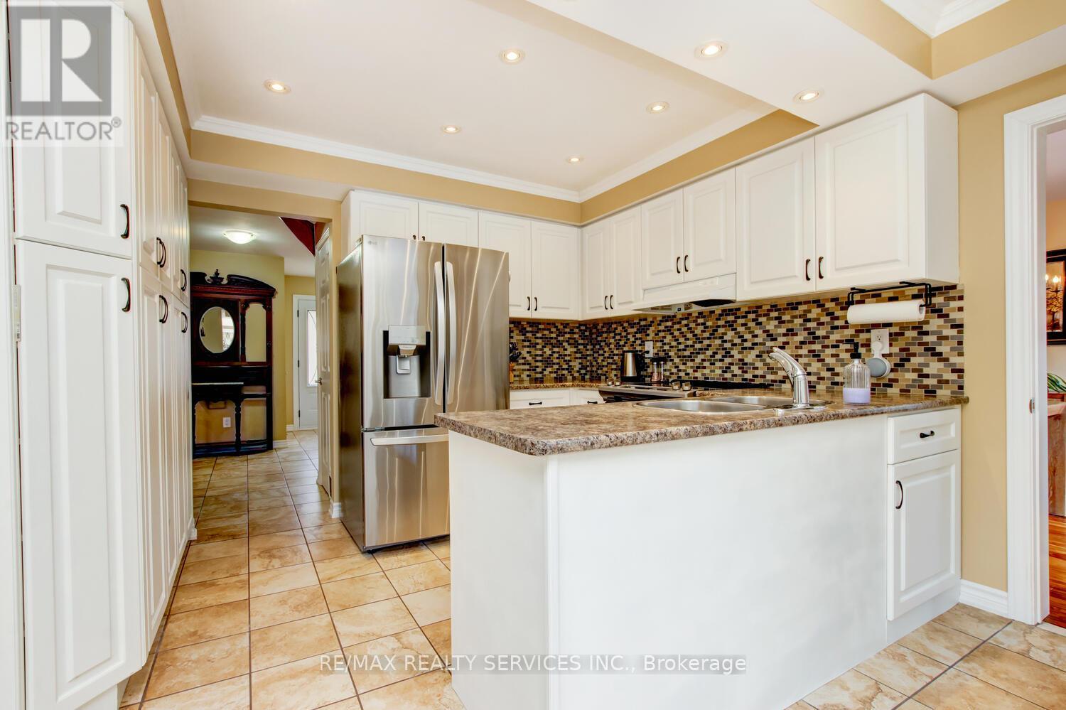 28 Chickadee Crescent, Brampton, Ontario  L6Z 3L2 - Photo 8 - W12949130