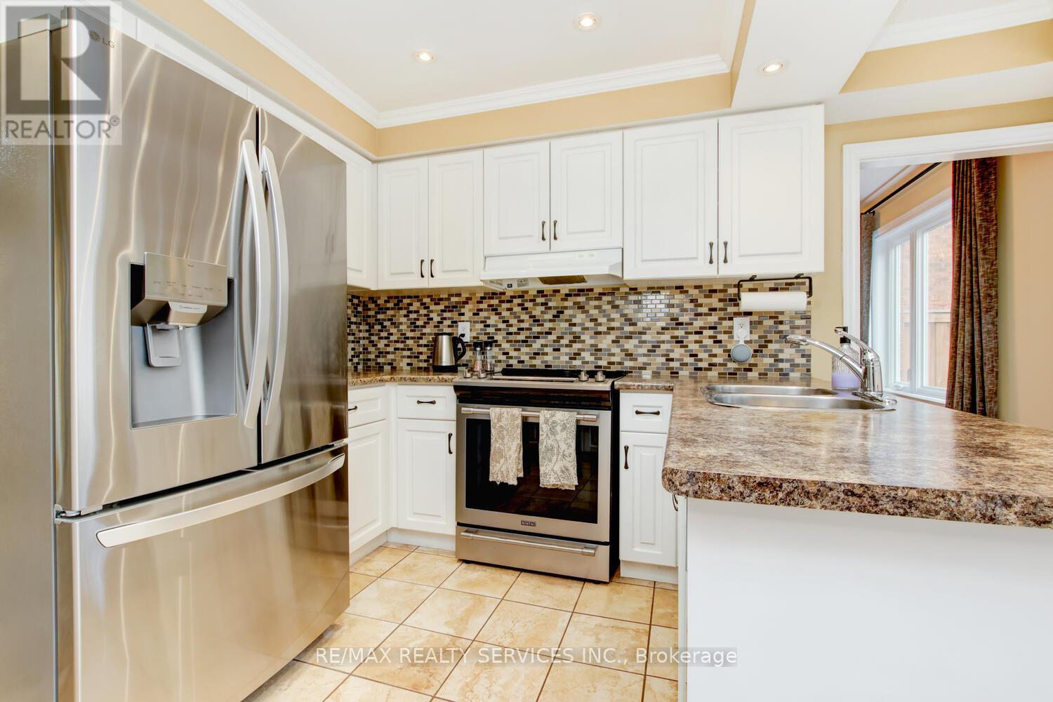 28 Chickadee Crescent, Brampton, Ontario  L6Z 3L2 - Photo 9 - W12949130