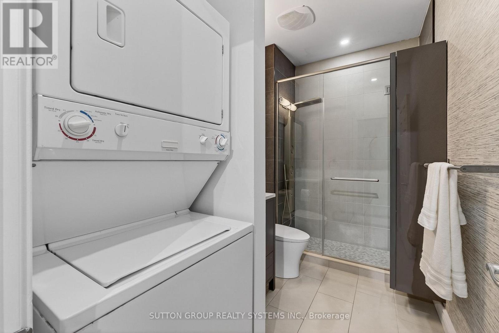 211 - 2 Fieldway Road, Toronto, Ontario  M8Z 0B9 - Photo 4 - W12949170