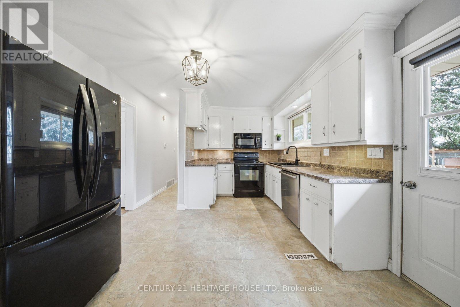 12 Stewart Drive, Brant, Ontario  N0E 1A0 - Photo 11 - X12949146