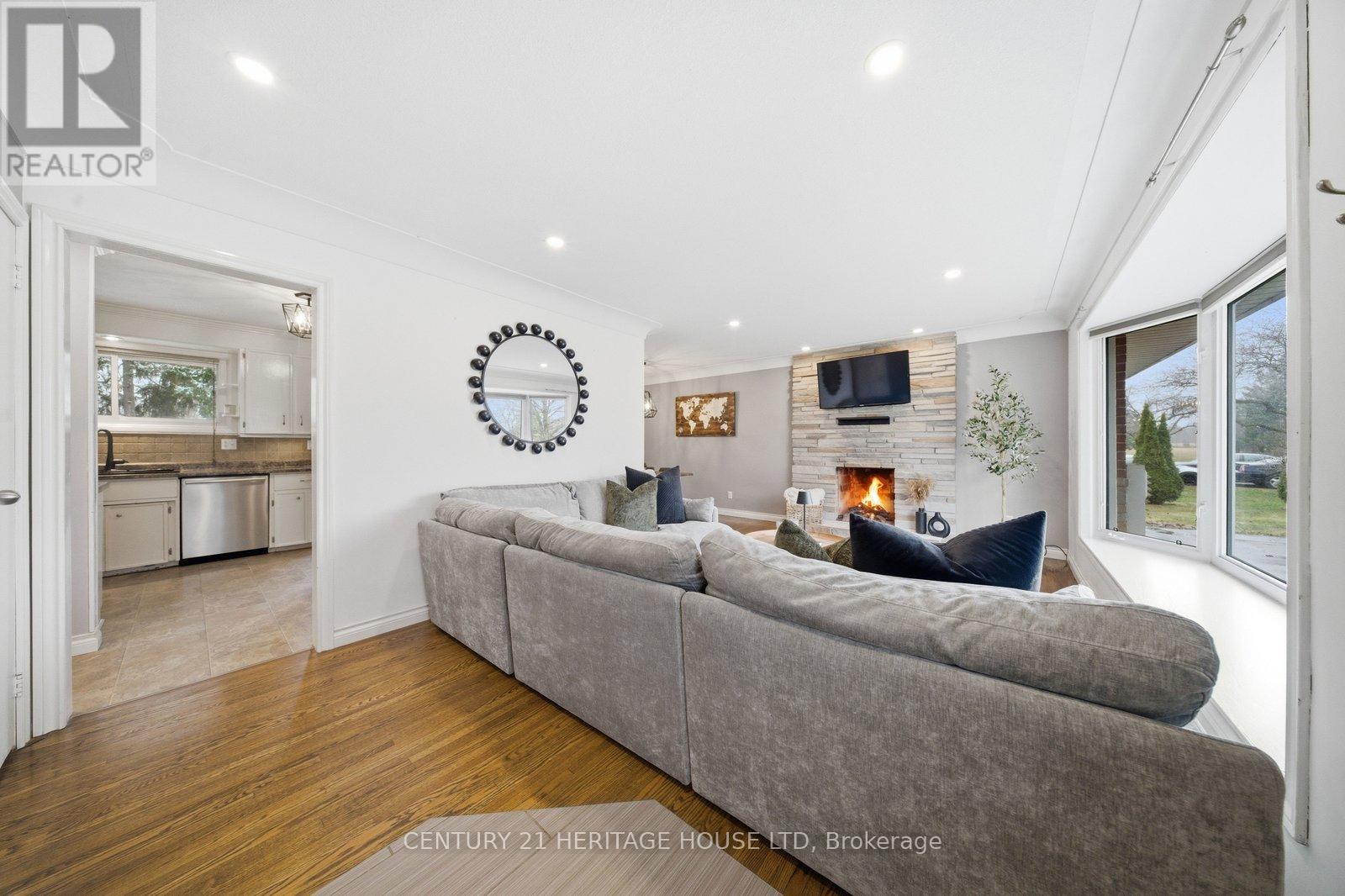 12 Stewart Drive, Brant, Ontario  N0E 1A0 - Photo 4 - X12949146