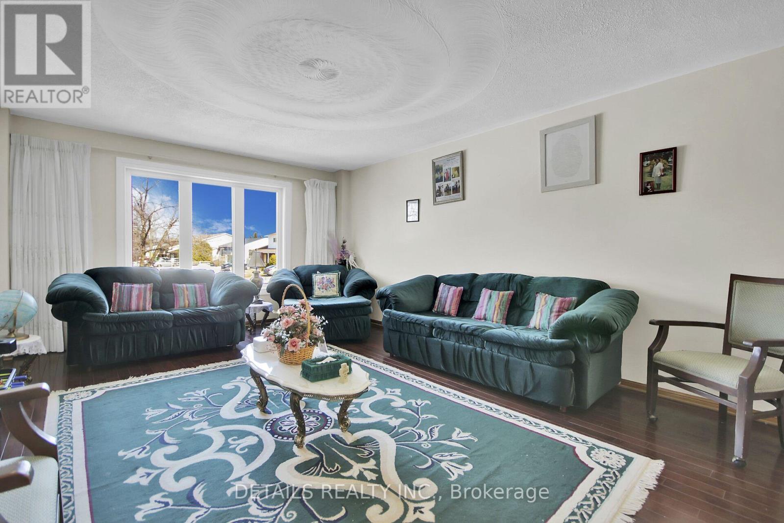 2876 Tresa Court, Ottawa, Ontario  K1T 2H1 - Photo 4 - X12948586