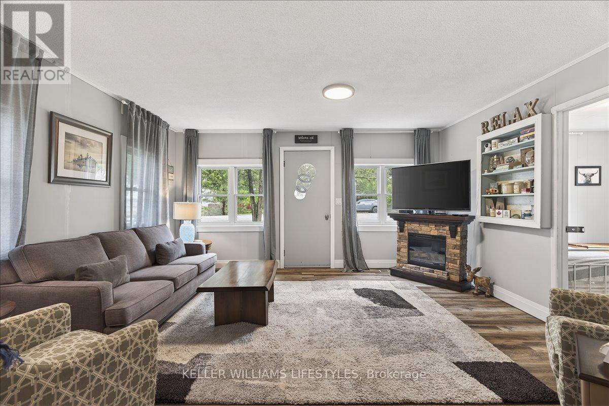 7551 Riverside Drive, Lambton Shores, Ontario  N0M 2L0 - Photo 5 - X12949364