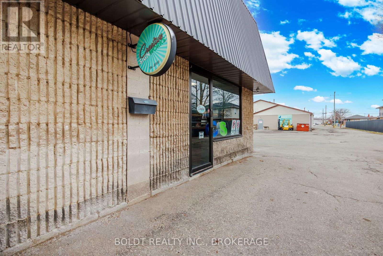 52 Scott Street W, St. Catharines, Ontario  L2R 1E1 - Photo 2 - X12949224