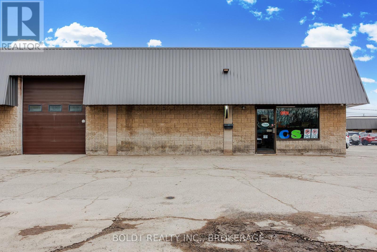 52 Scott Street W, St. Catharines, Ontario  L2R 1E1 - Photo 3 - X12949224