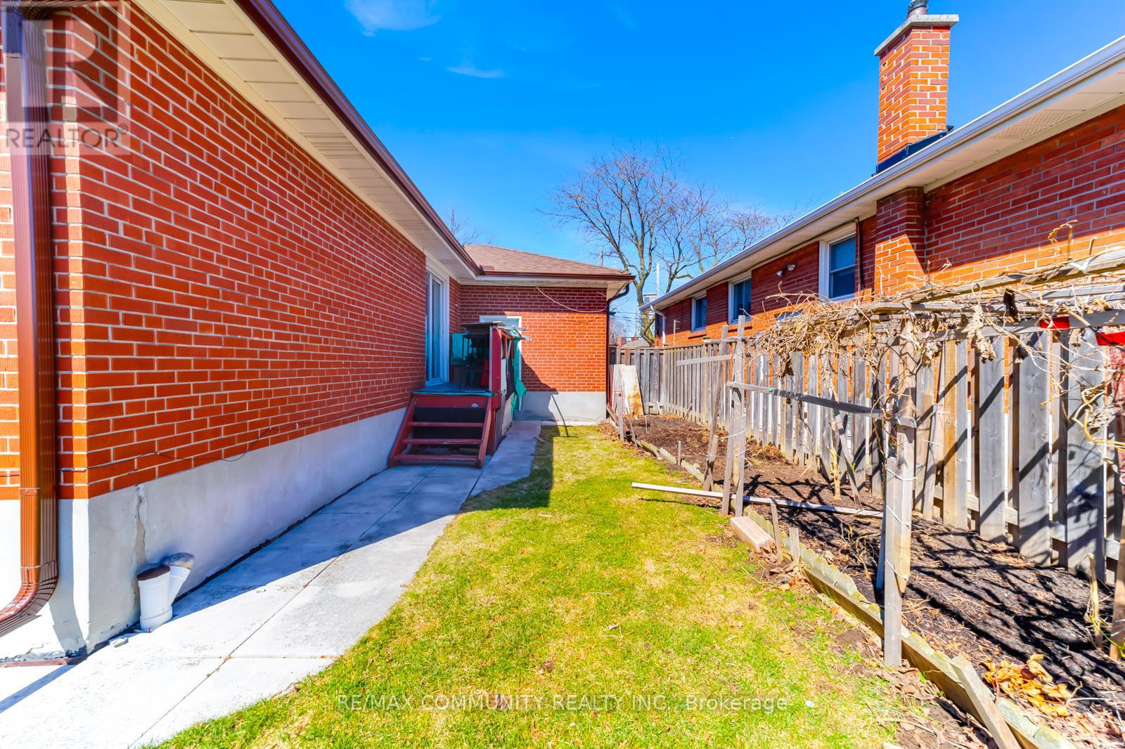 17 Madrid Street, Toronto, Ontario  M1P 4L7 - Photo 46 - E12949368