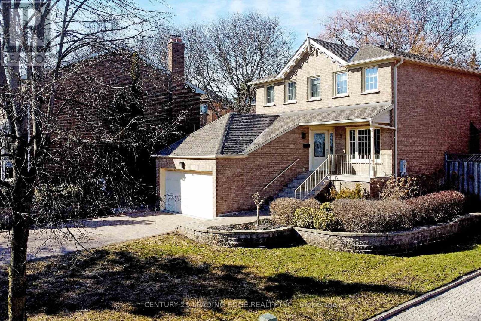 19 Berkeley Court, Markham, Ontario  L3R 6M4 - Photo 2 - N12949348