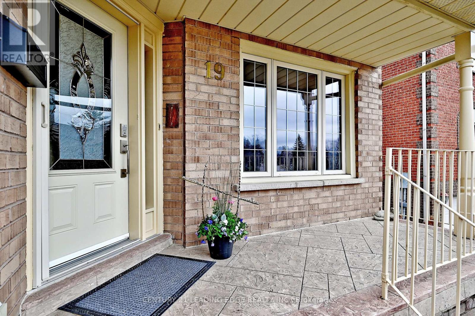 19 Berkeley Court, Markham, Ontario  L3R 6M4 - Photo 3 - N12949348