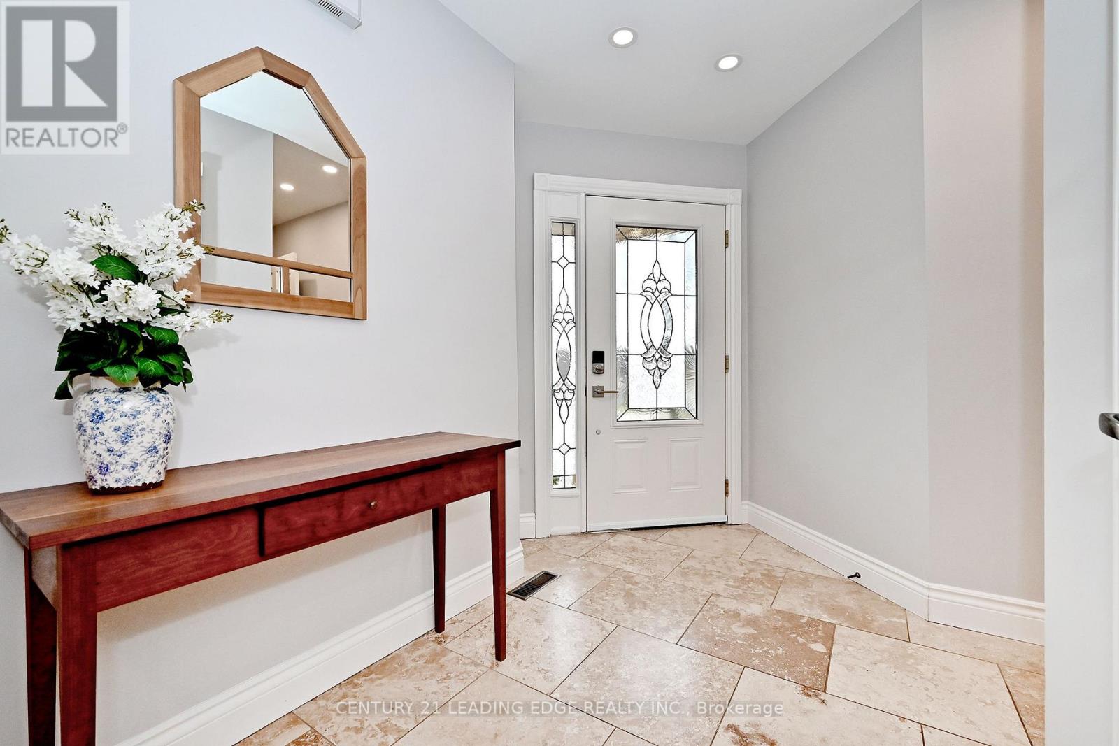 19 Berkeley Court, Markham, Ontario  L3R 6M4 - Photo 4 - N12949348