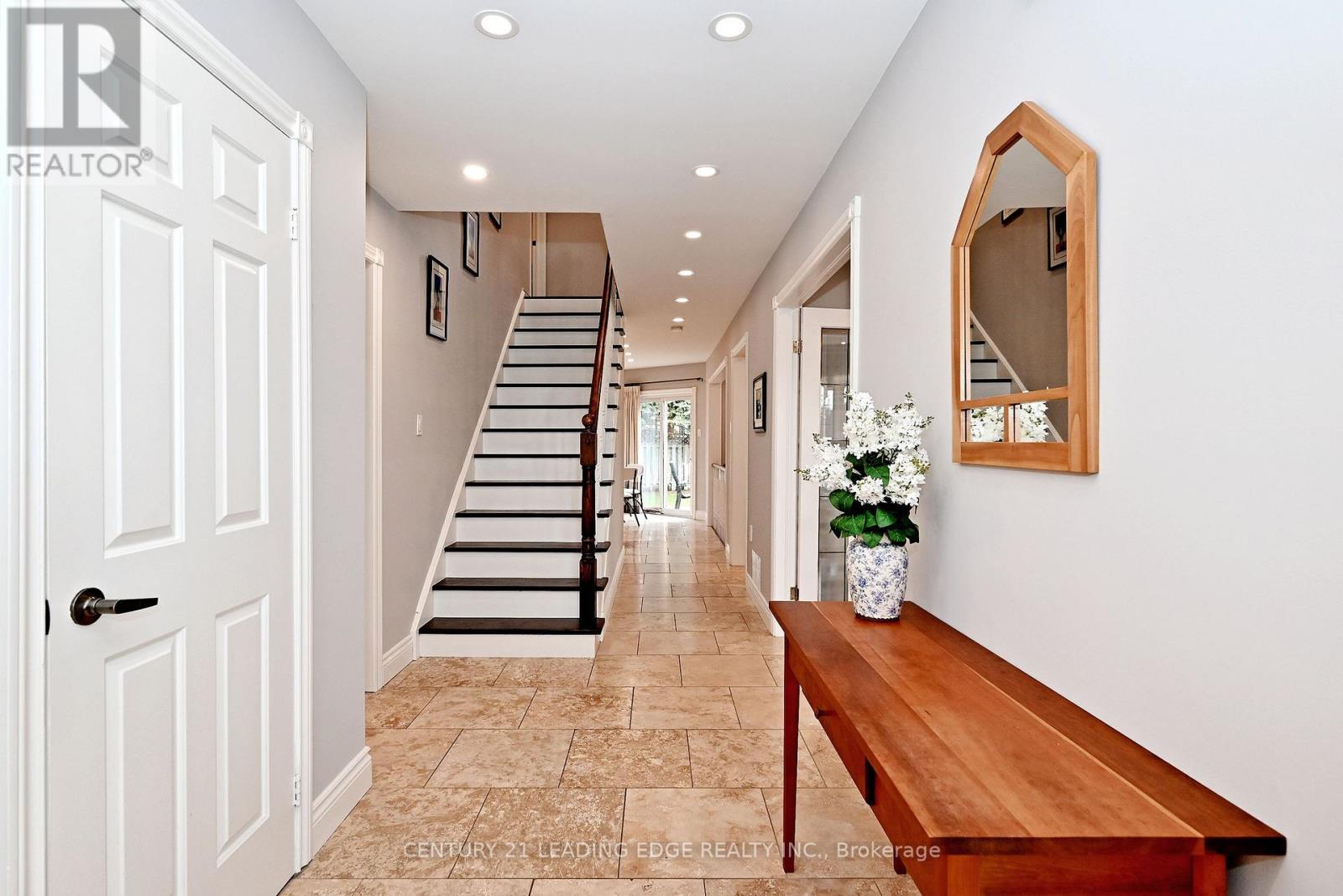 19 Berkeley Court, Markham, Ontario  L3R 6M4 - Photo 5 - N12949348