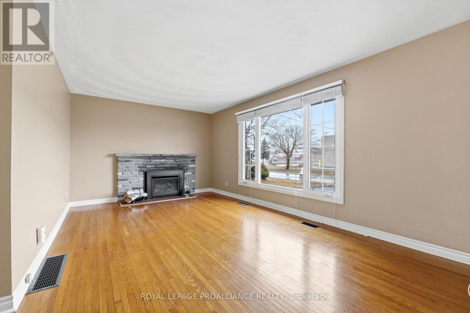 35 King George Square, Belleville, Ontario  K8P 2A7 - Photo 5 - X12949058