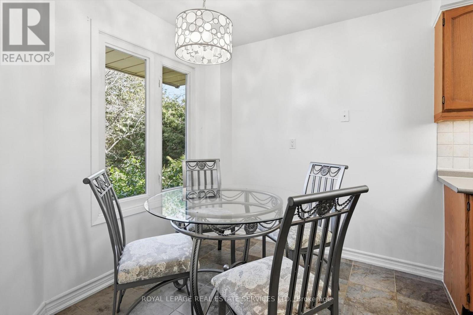 2202 Margot Street, Oakville, Ontario  L6H 3M1 - Photo 5 - W12949350