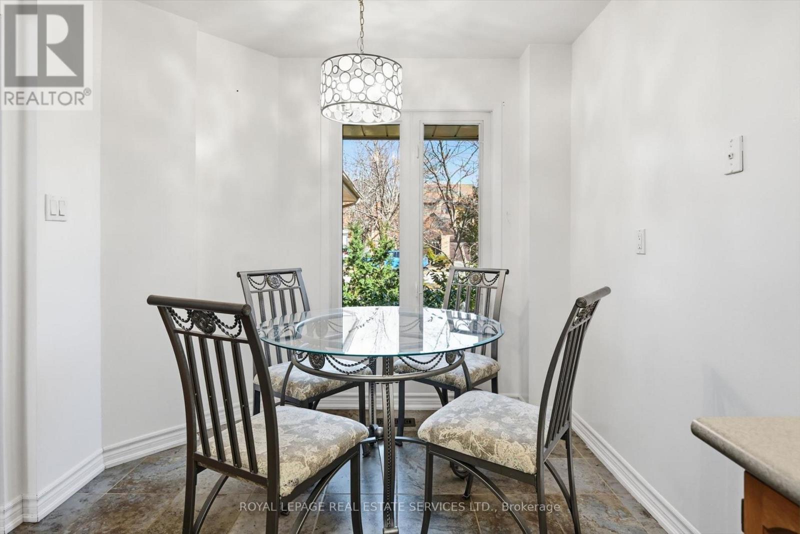 2202 Margot Street, Oakville, Ontario  L6H 3M1 - Photo 6 - W12949350