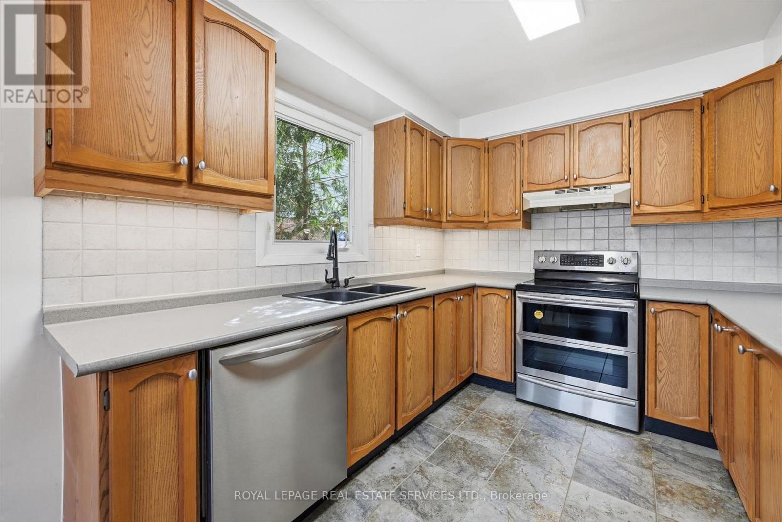 2202 Margot Street, Oakville, Ontario  L6H 3M1 - Photo 8 - W12949350