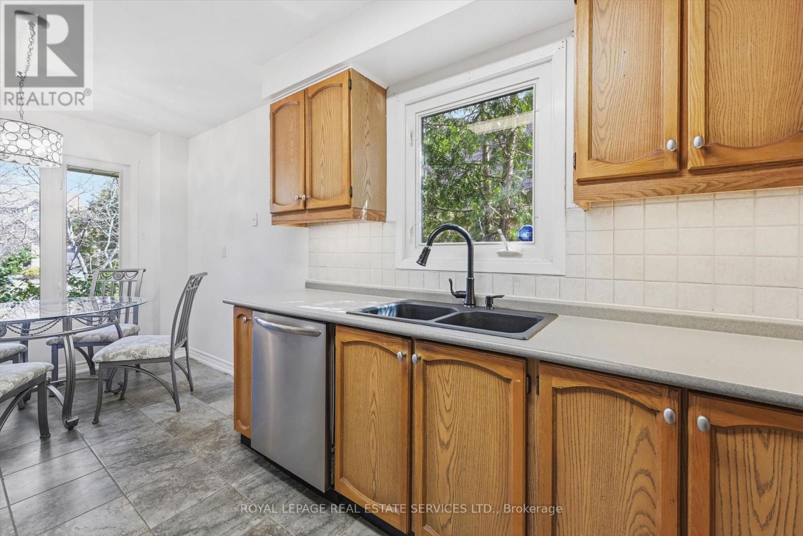 2202 Margot Street, Oakville, Ontario  L6H 3M1 - Photo 9 - W12949350