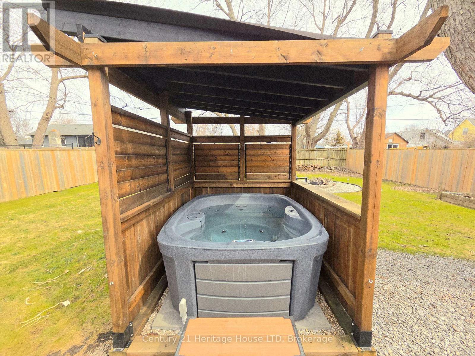 552 Lakeview Road E, Fort Erie, Ontario  L2A 4W6 - Photo 5 - X12949472