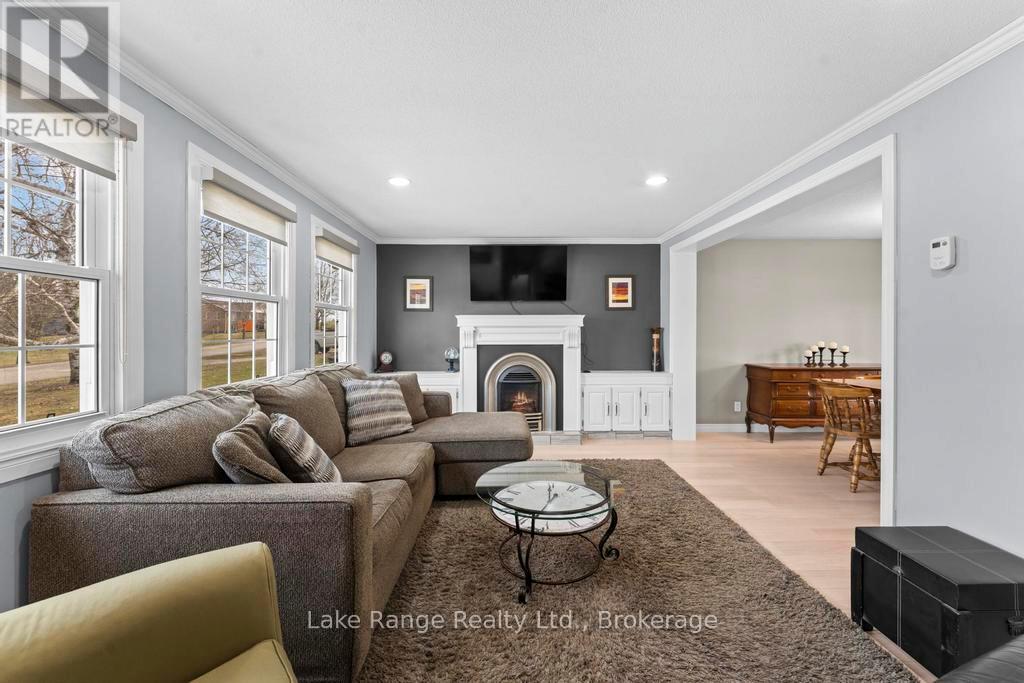 378 South Delhi Street, Huron-Kinloss, Ontario  N0G 2H0 - Photo 2 - X12949406