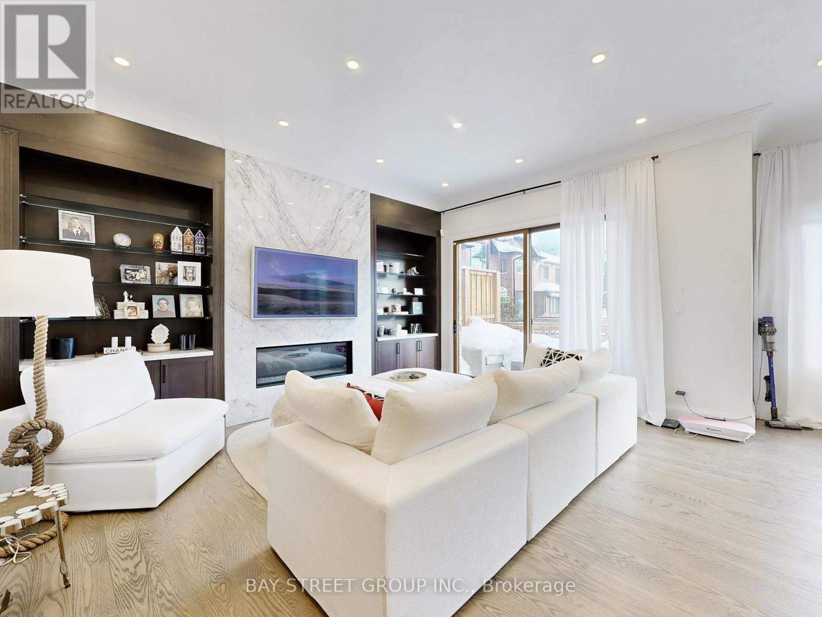 31 Evergreen Gardens, Toronto, Ontario  M4G 2Z5 - Photo 7 - C12949468