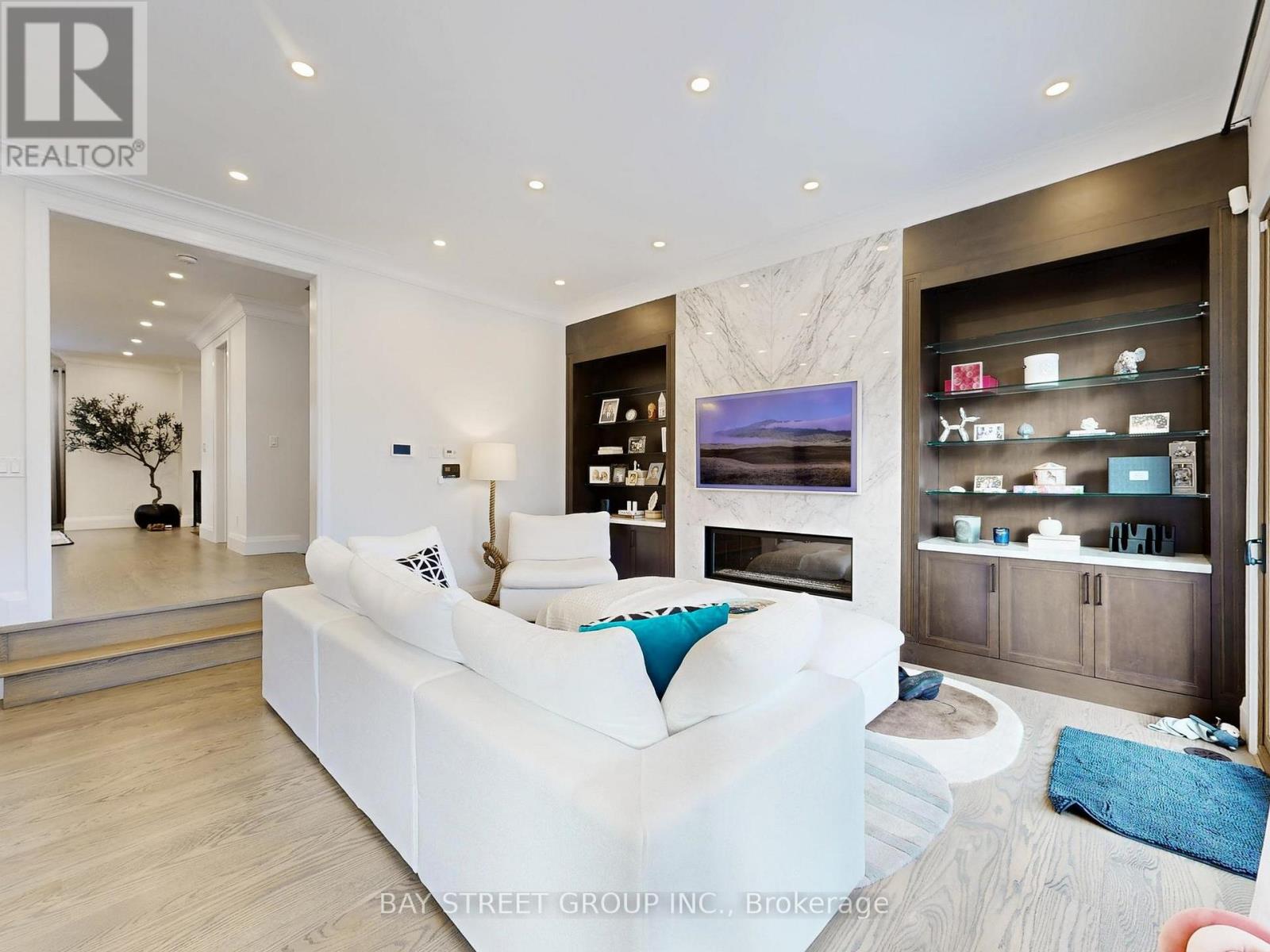 31 Evergreen Gardens, Toronto, Ontario  M4G 2Z5 - Photo 8 - C12949468