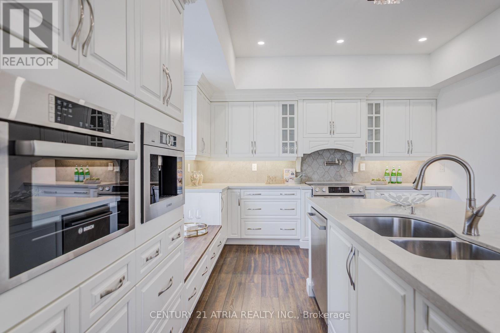 27 Denlow Boulevard, Toronto, Ontario  M3B 1P5 - Photo 3 - C12949482