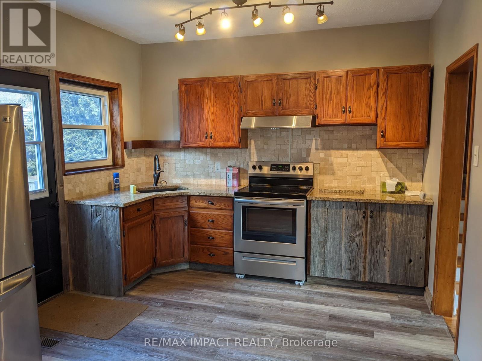 806 Stone Street, Oshawa, Ontario  L1J 1A8 - Photo 2 - E12949524