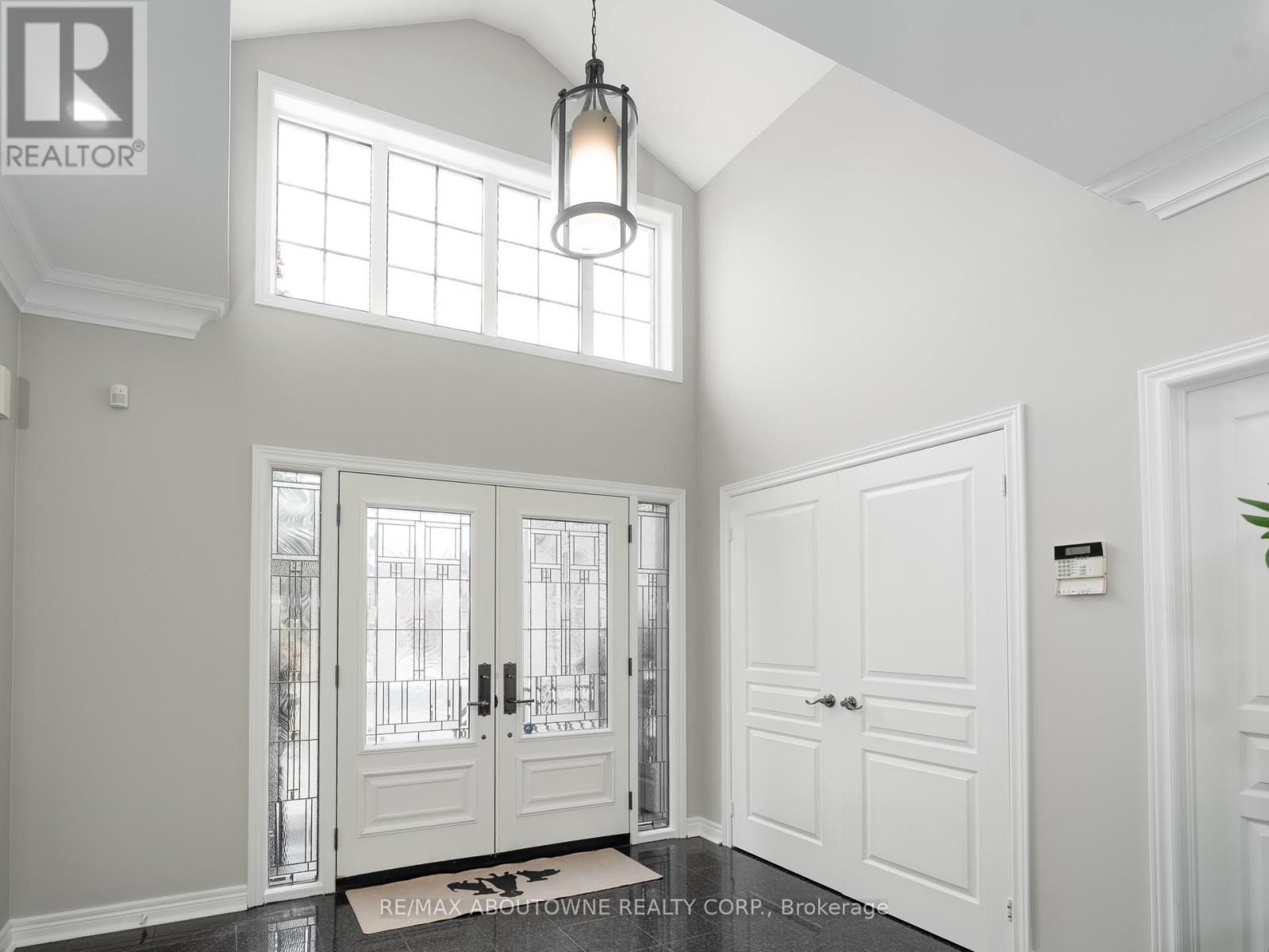 22 Siderno Crescent, Vaughan, Ontario  L4L 9M8 - Photo 2 - N12949530