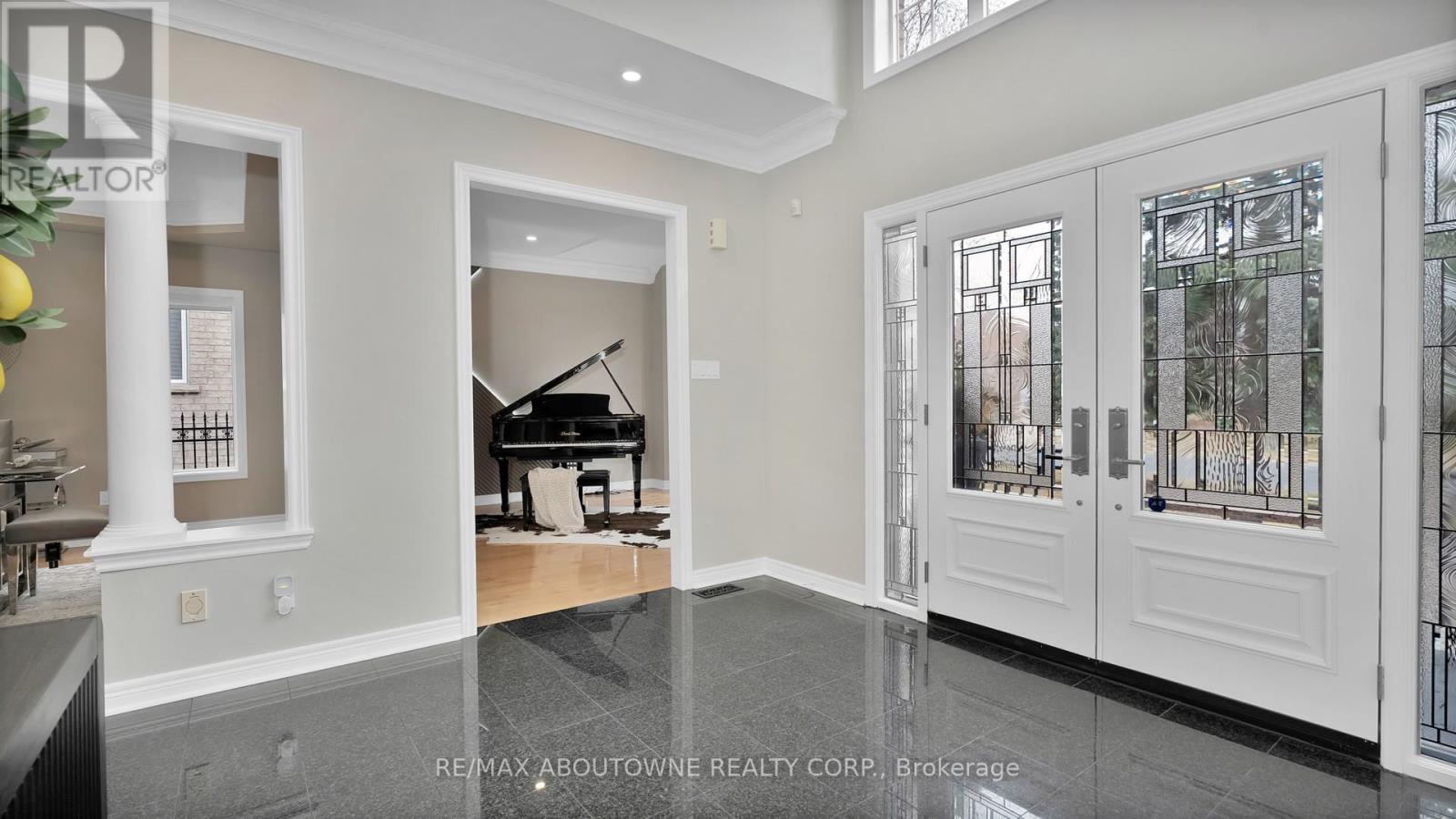 22 Siderno Crescent, Vaughan, Ontario  L4L 9M8 - Photo 3 - N12949530