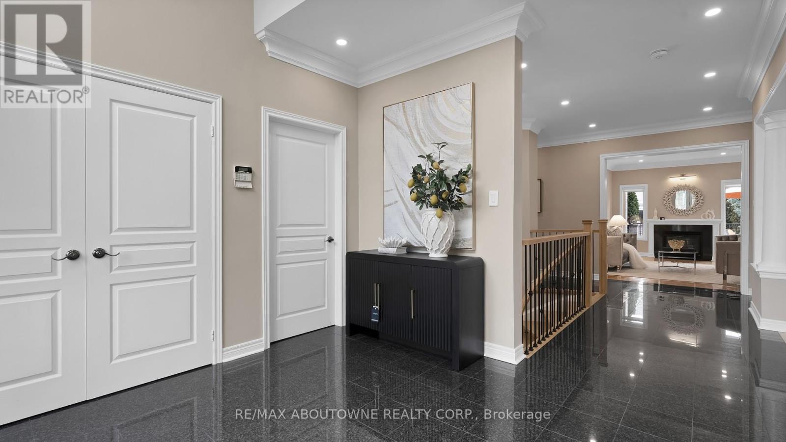 22 Siderno Crescent, Vaughan, Ontario  L4L 9M8 - Photo 5 - N12949530