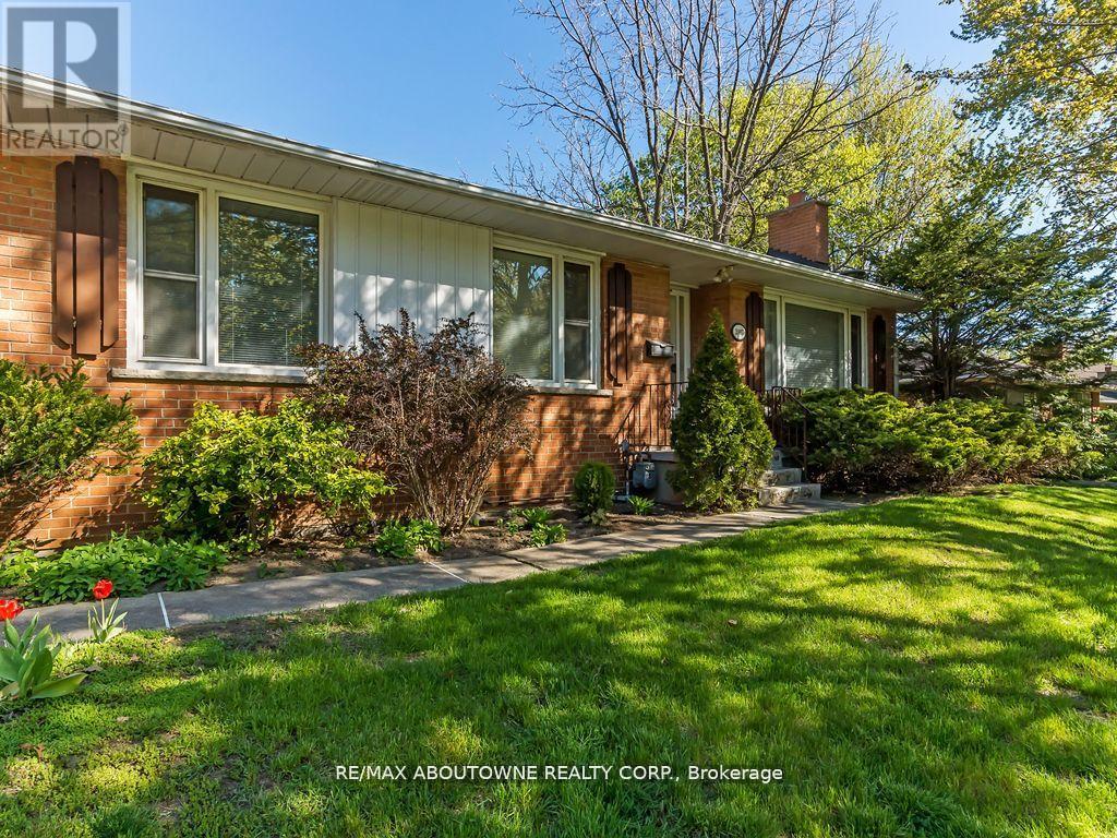 2067 Devon Road, Oakville, Ontario  L6J 2N1 - Photo 2 - W12949454