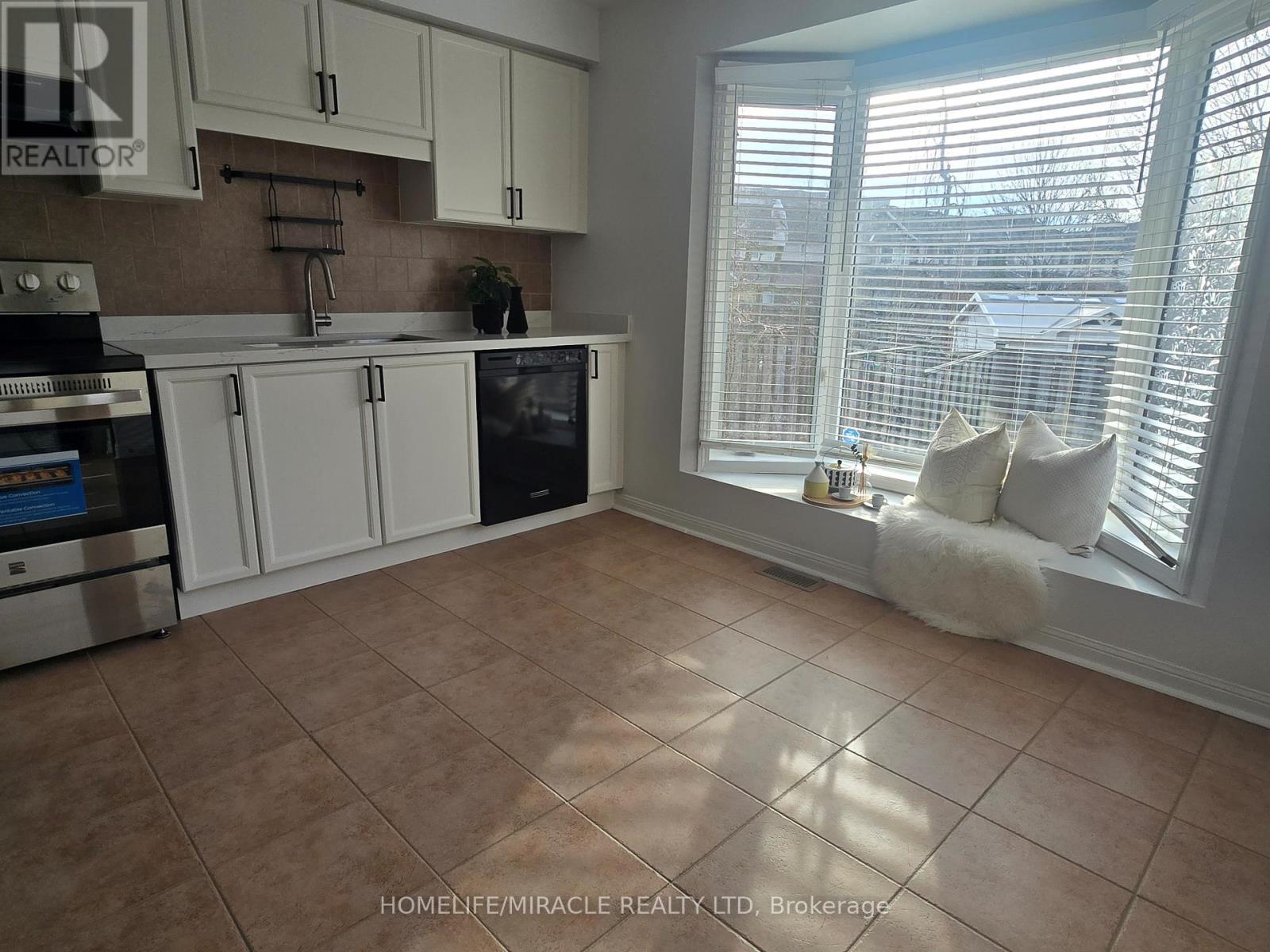 2487 Appalachain Drive, Oakville, Ontario  L6M 4S4 - Photo 3 - W12949476