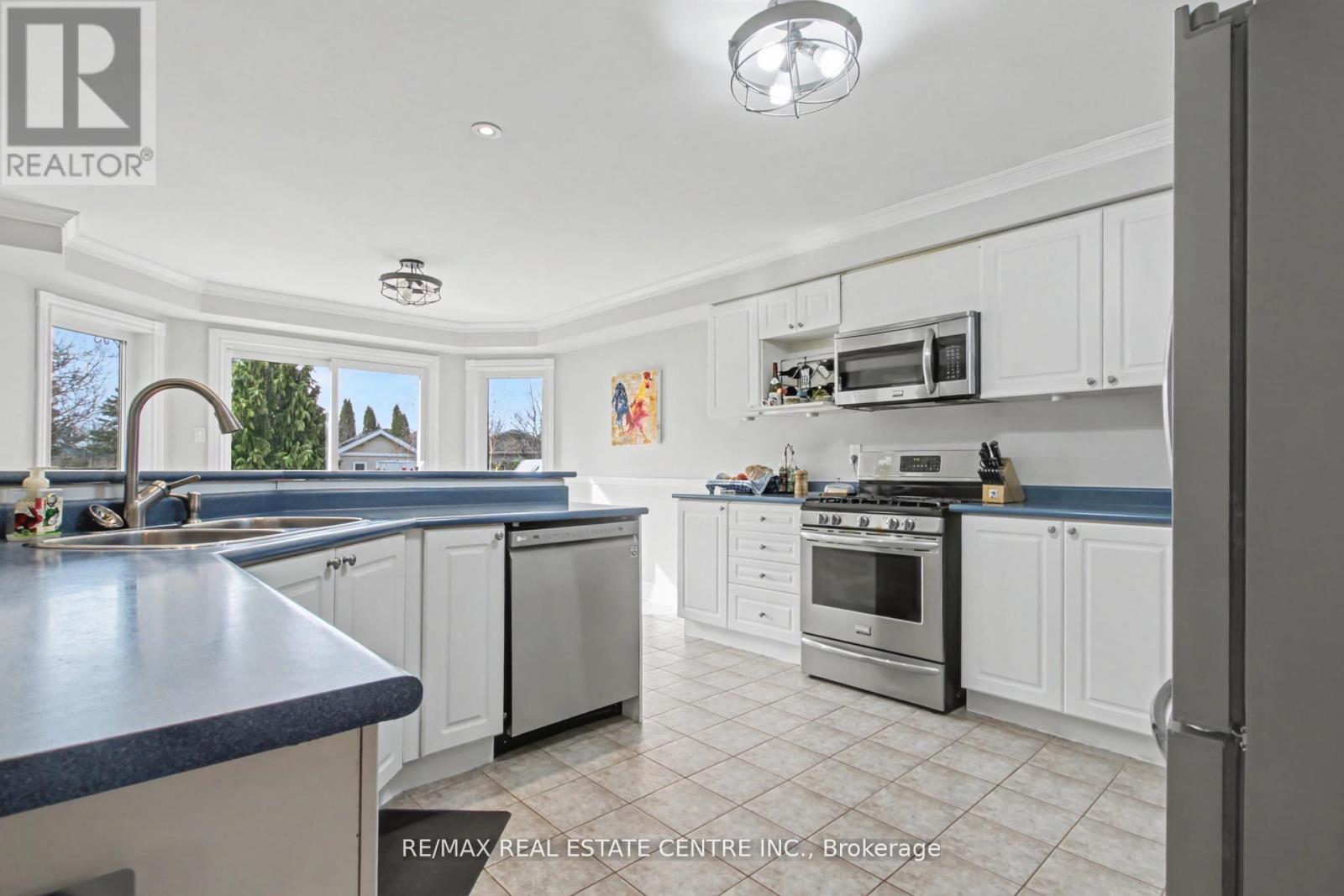 18 Baccarat Crescent, Brampton, Ontario  L7A 1K7 - Photo 6 - W12949520