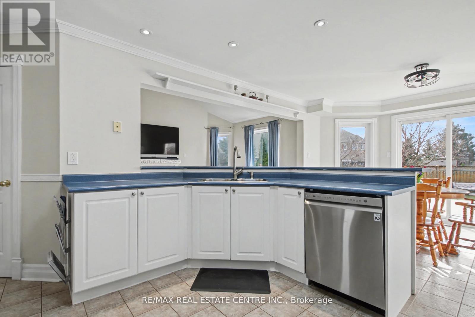 18 Baccarat Crescent, Brampton, Ontario  L7A 1K7 - Photo 7 - W12949520