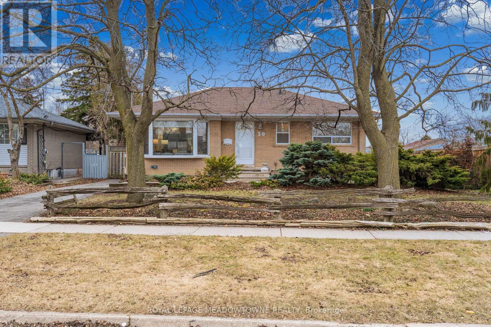 30 LESBURY AVENUE, Brampton, Ontario
