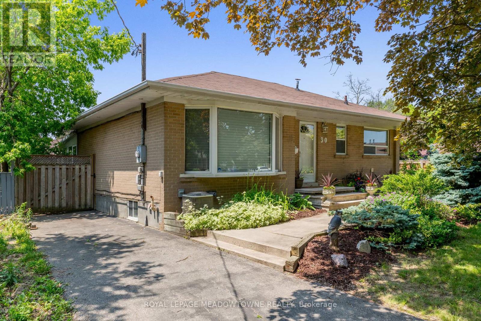 30 Lesbury Avenue, Brampton, Ontario  L6W 3A4 - Photo 2 - W12949532