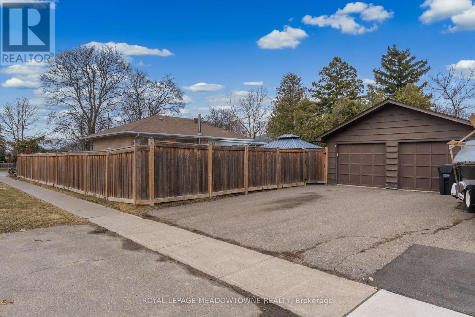 30 Lesbury Avenue, Brampton, Ontario  L6W 3A4 - Photo 5 - W12949532