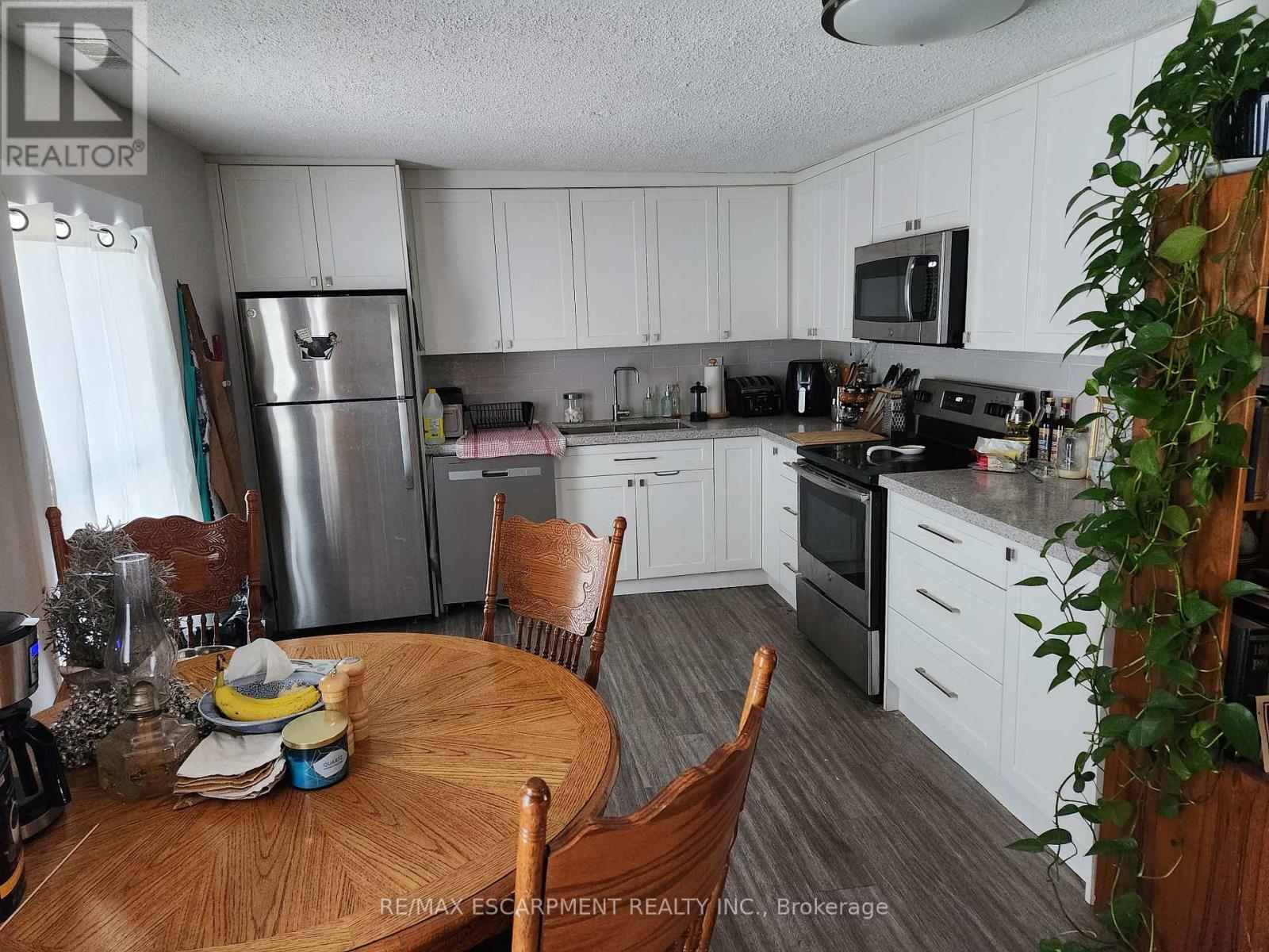 2 - 20 Hetherington Street, St. Catharines, Ontario  L2R 2G5 - Photo 3 - X12949522