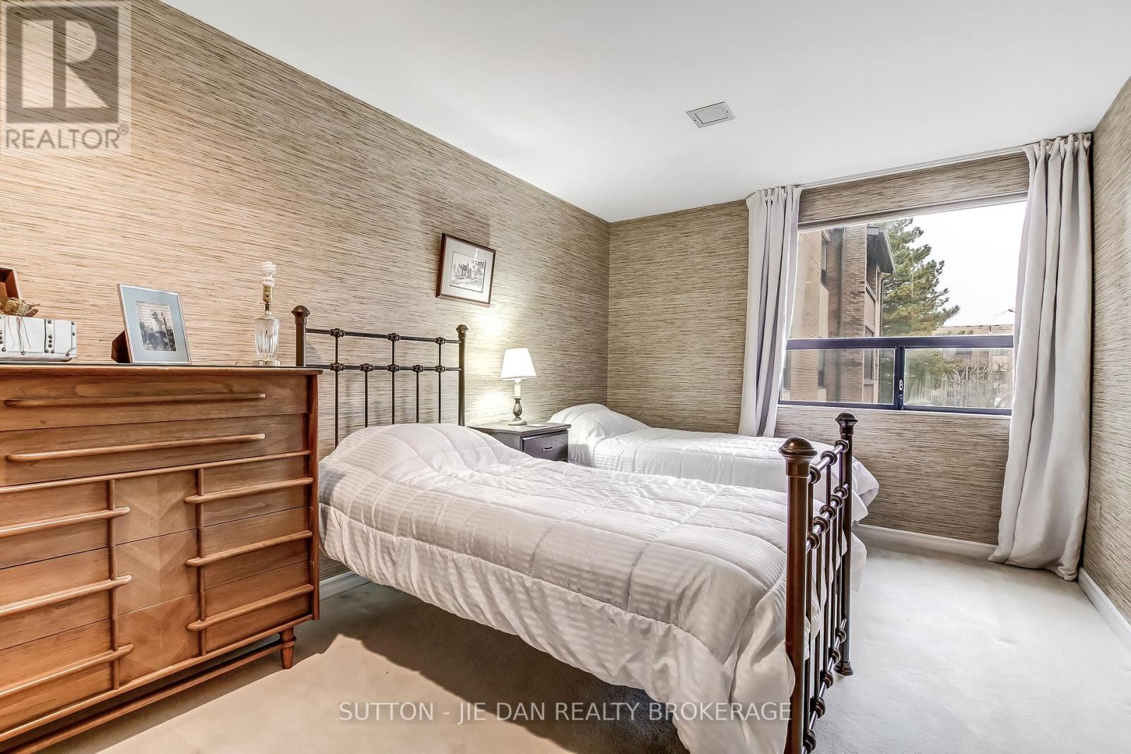 214 - 300 Everglade Crescent, London North, Ontario  N6H 4P8 - Photo 11 - X12949808