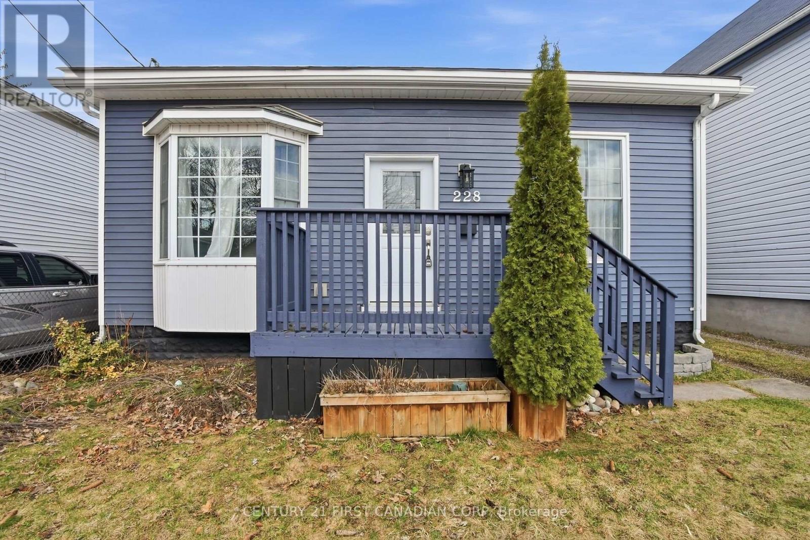 228 South Street, London East, Ontario  N6B 1B4 - Photo 2 - X12949882