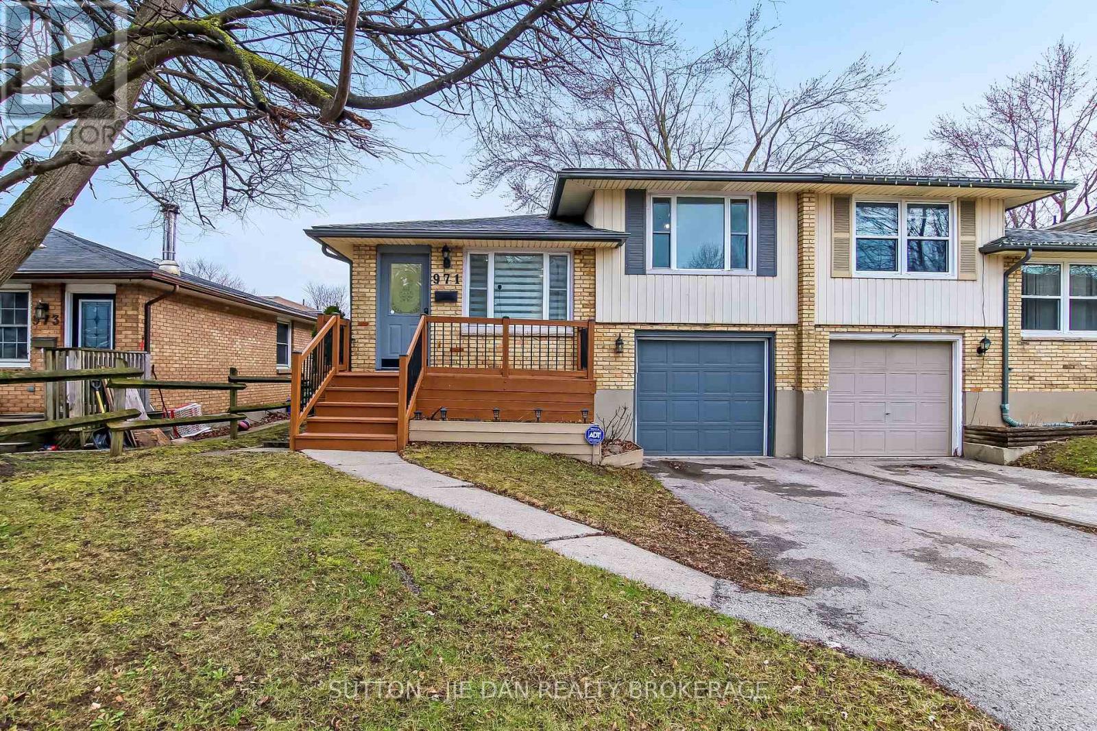 971 Eagle Crescent, London South, Ontario  N5Z 4K5 - Photo 1 - X12949904