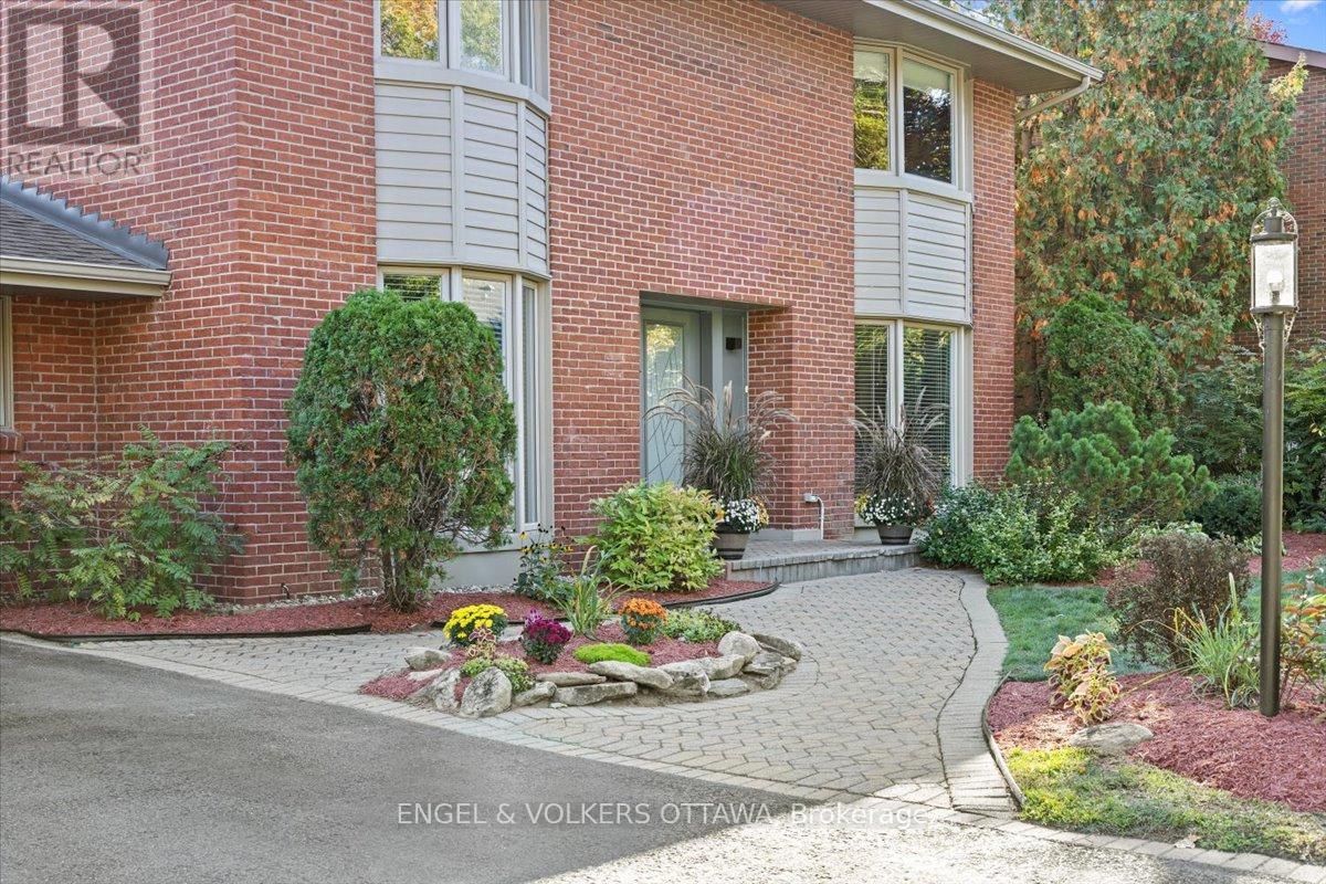 33 Okanagan Drive, Ottawa, Ontario  K2H 7E9 - Photo 2 - X12949692