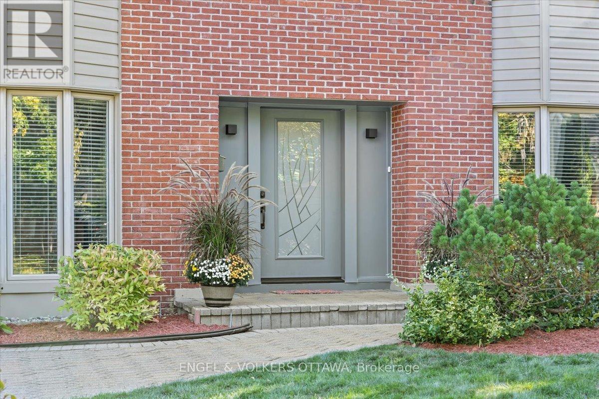 33 Okanagan Drive, Ottawa, Ontario  K2H 7E9 - Photo 3 - X12949692