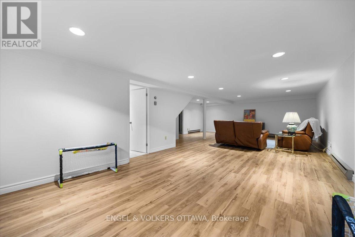 33 Okanagan Drive, Ottawa, Ontario  K2H 7E9 - Photo 38 - X12949692