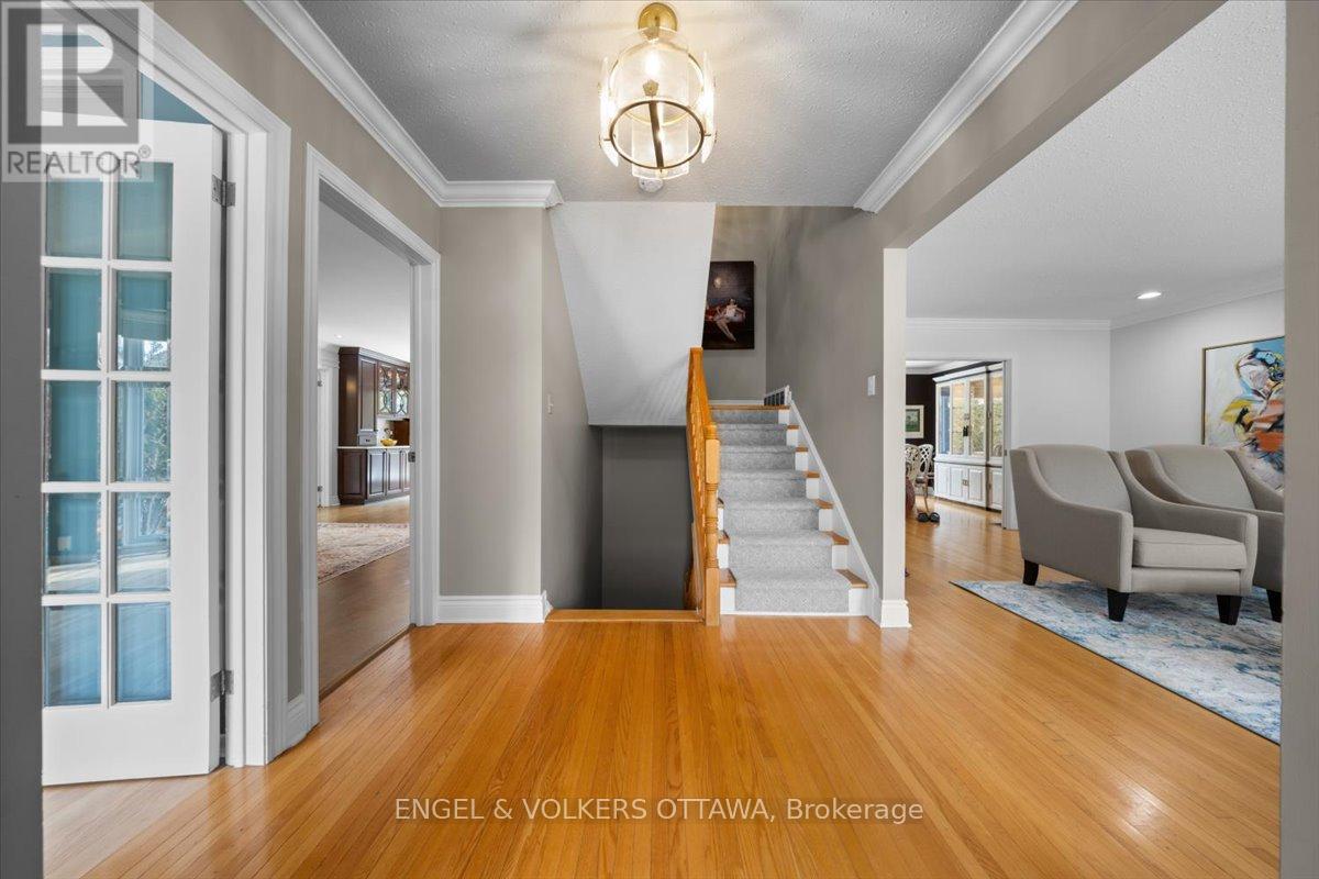 33 Okanagan Drive, Ottawa, Ontario  K2H 7E9 - Photo 5 - X12949692