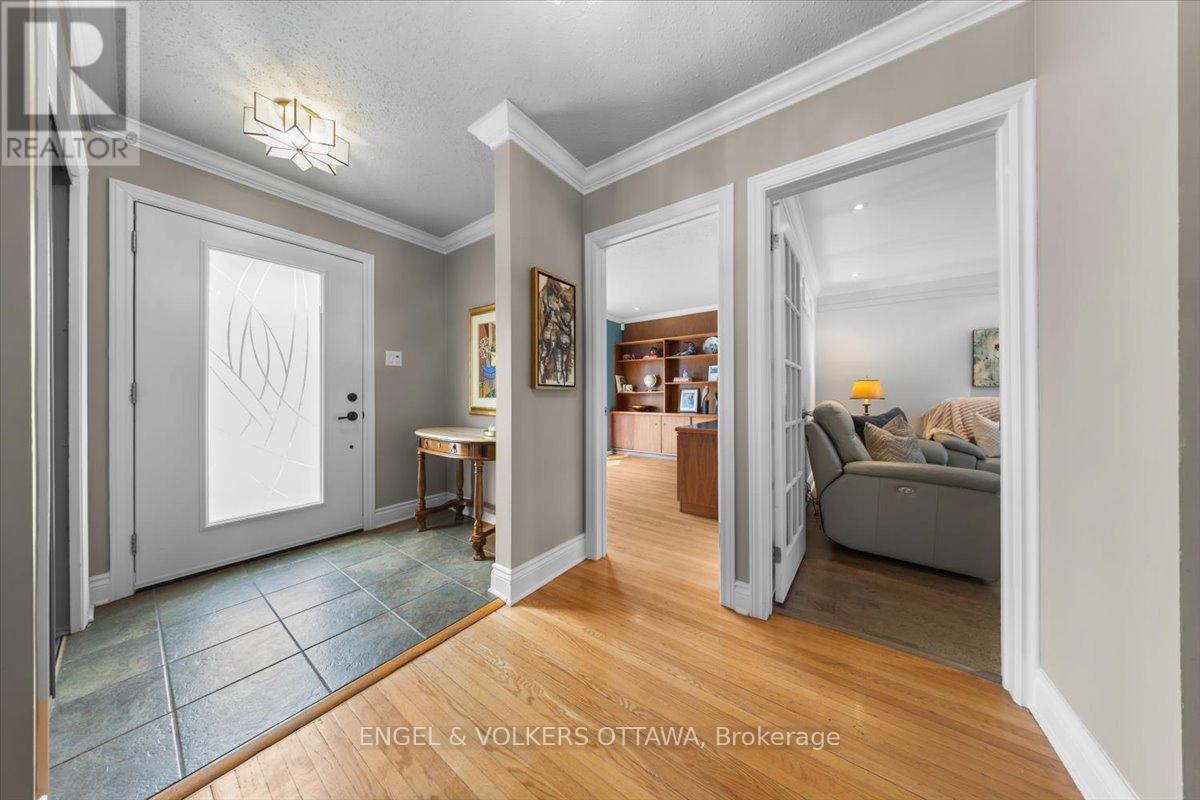 33 Okanagan Drive, Ottawa, Ontario  K2H 7E9 - Photo 6 - X12949692