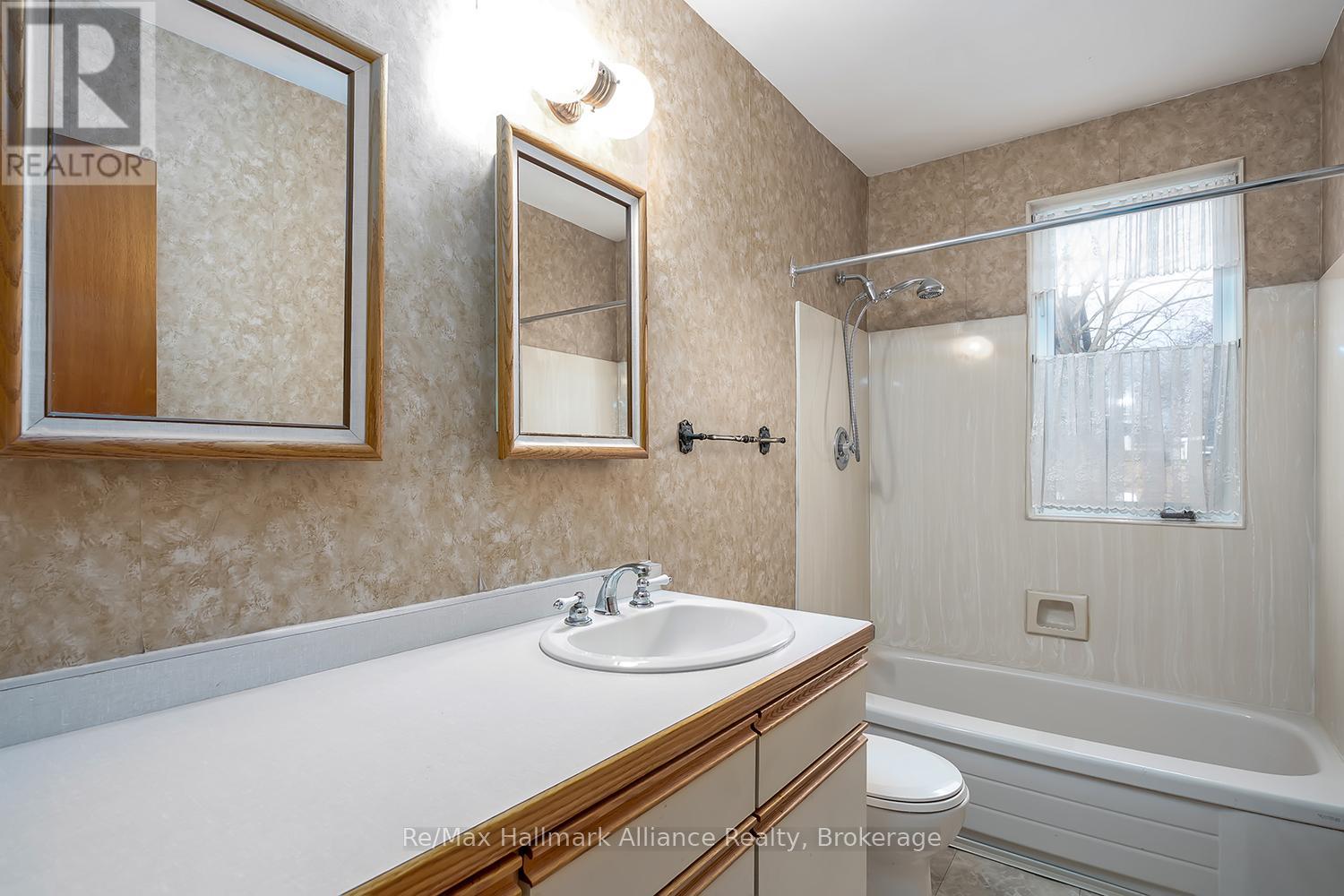 283 Spruce Street, Oakville, Ontario  L6J 2G8 - Photo 14 - W12949948