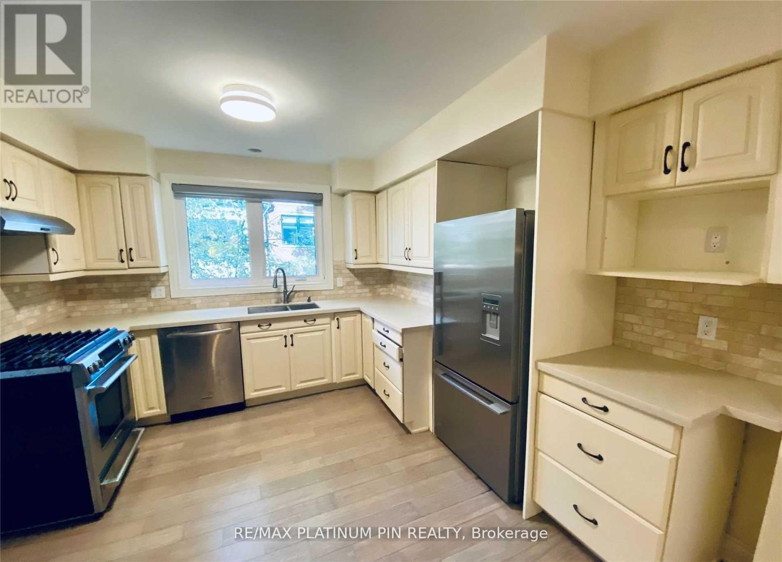 15 Whitelock Crescent, Toronto, Ontario  M2K 1V9 - Photo 7 - C12949840