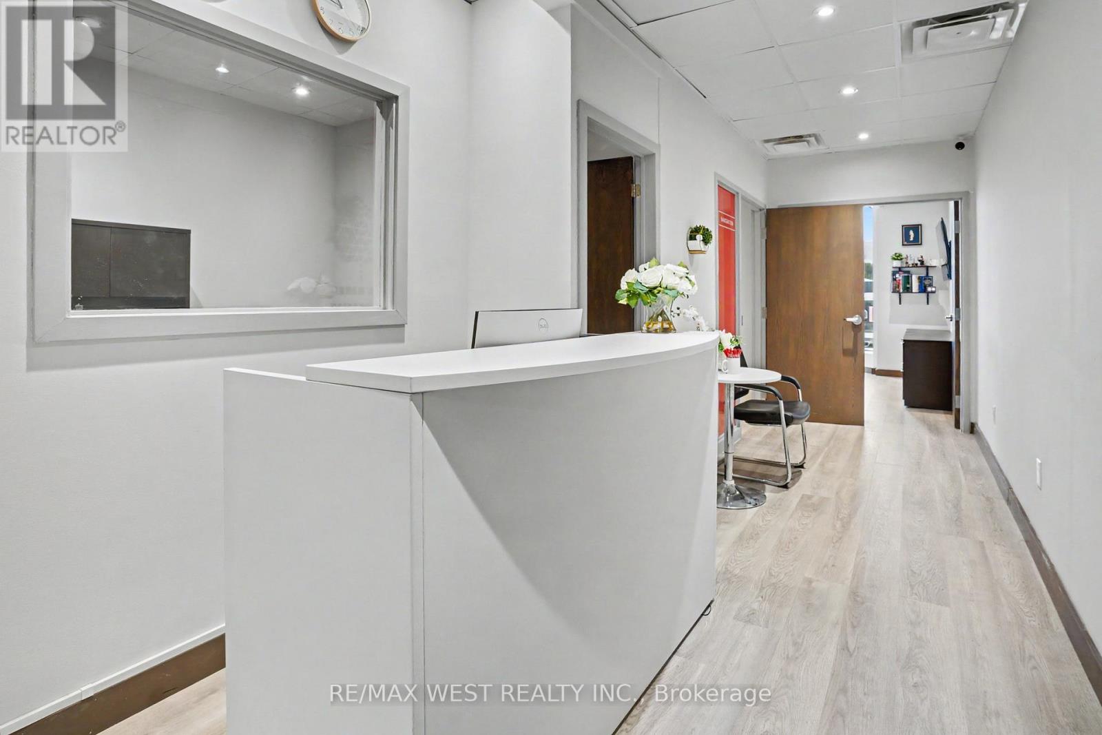 202 - 6174 Yonge Street, Toronto, Ontario  M2M 3X1 - Photo 2 - C12949880